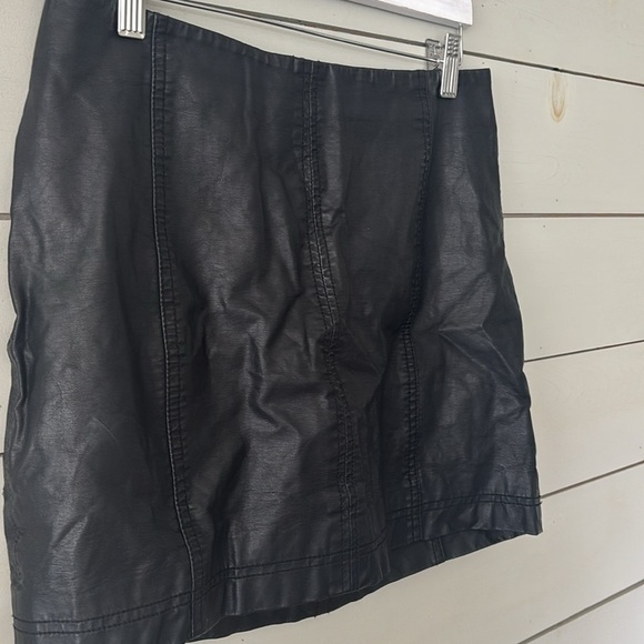 Free People Vegan Leather Mini Skirt - Size 8 - Picture 3 of 6
